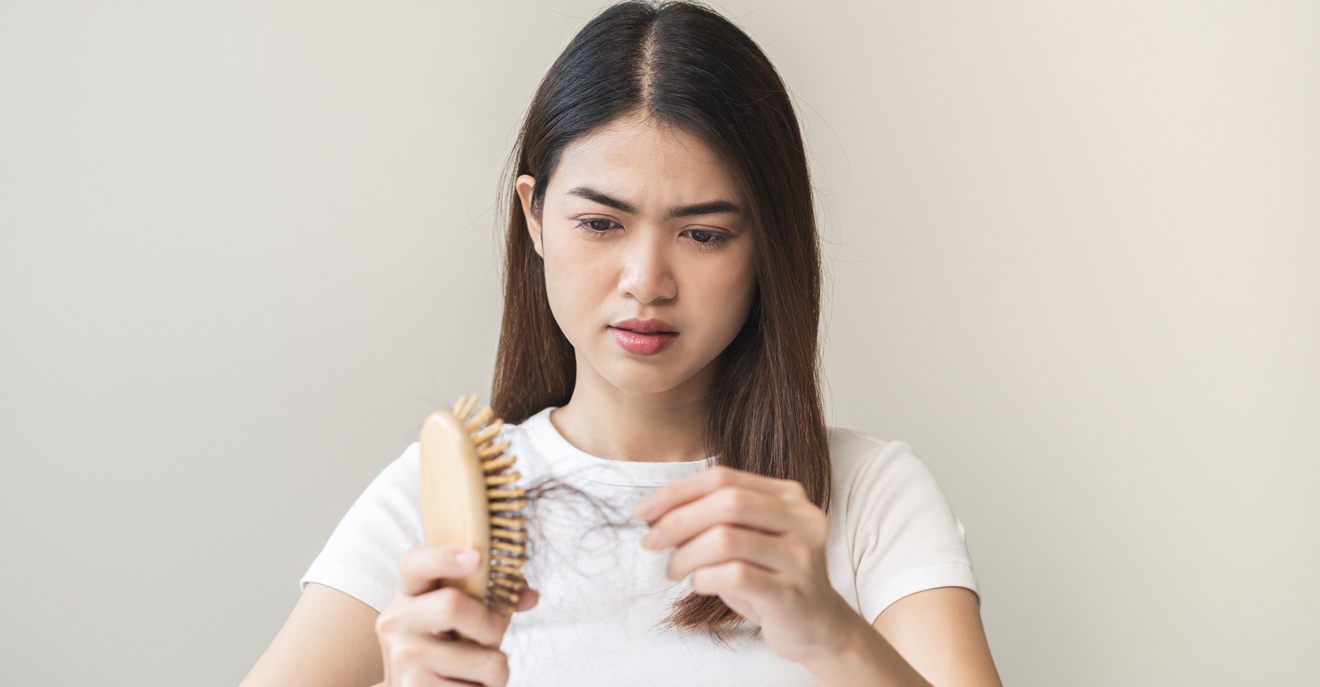 Mulher com cabelo caindo devido ao corte químico.