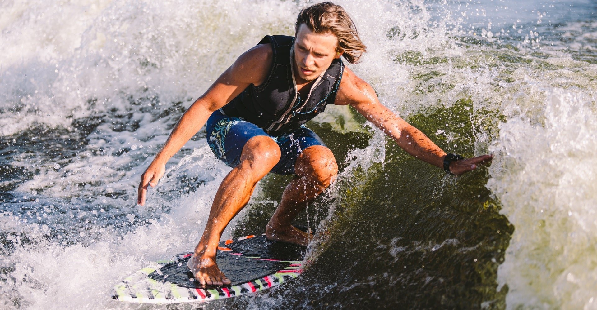 Homem caucasiano e cabelo loiro com o corte surfista surfando no mar