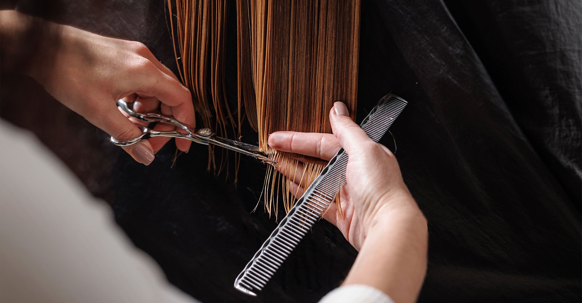 Mulher cortando o cabelo com corte de cabelo feminino 2025