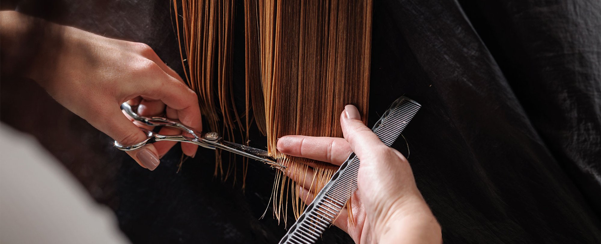 Mulher cortando o cabelo com corte de cabelo feminino 2025