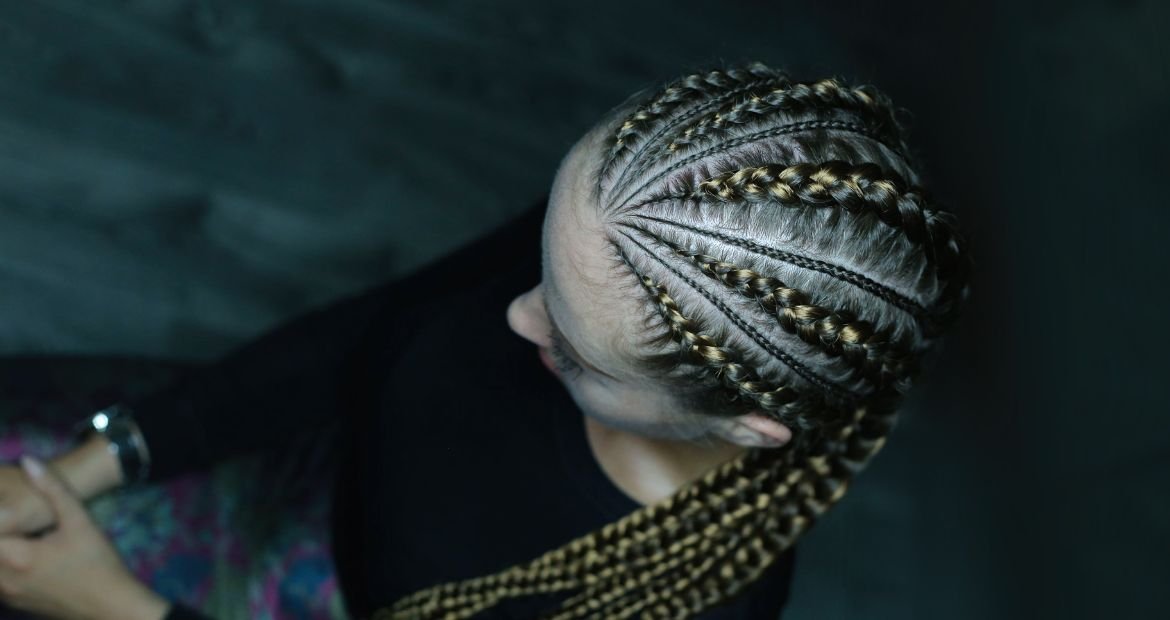 Menina com fulani braids no cabelo com tranças finas e tranças grossas que possuem diferentes texturas.