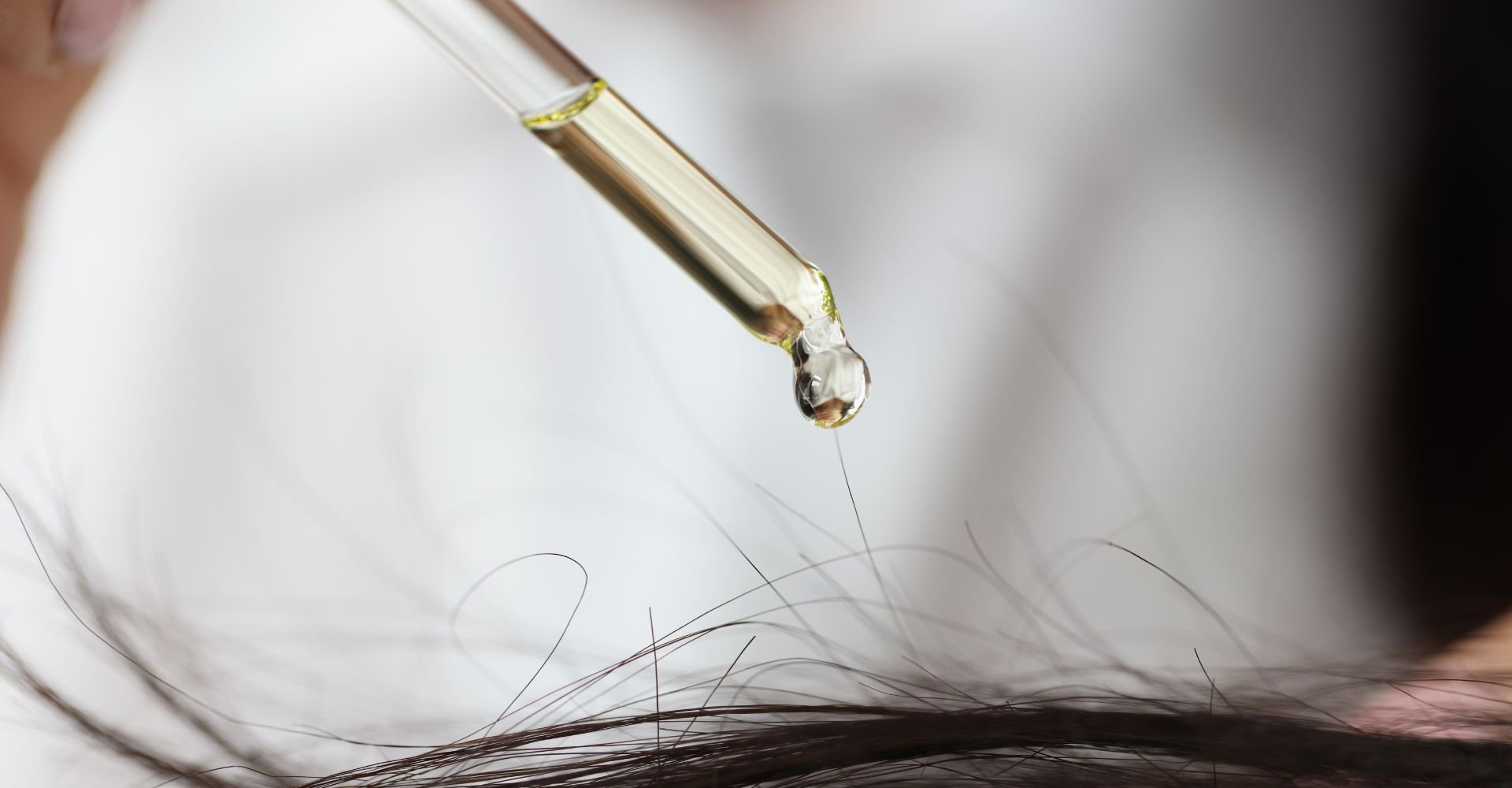 Técnica do hair oiling utiliza óleo capilar para nutrir os fios de cabelo