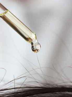 Técnica do hair oiling utiliza óleo capilar para nutrir os fios de cabelo