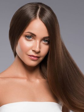 Mulher segurando seu cabelo longo após fazer hidratacao para cabelo em seus fios.
