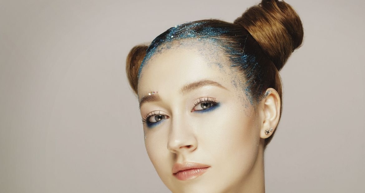 Menina com glitter azul no cabelo.