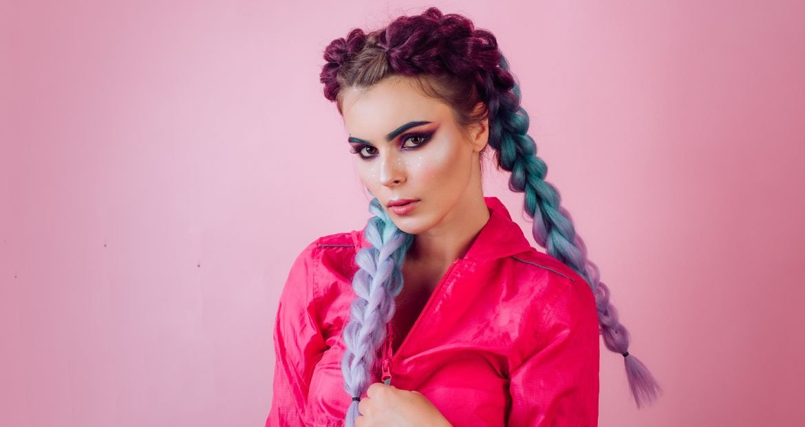 Menina com tranças coloridas no cabelo.