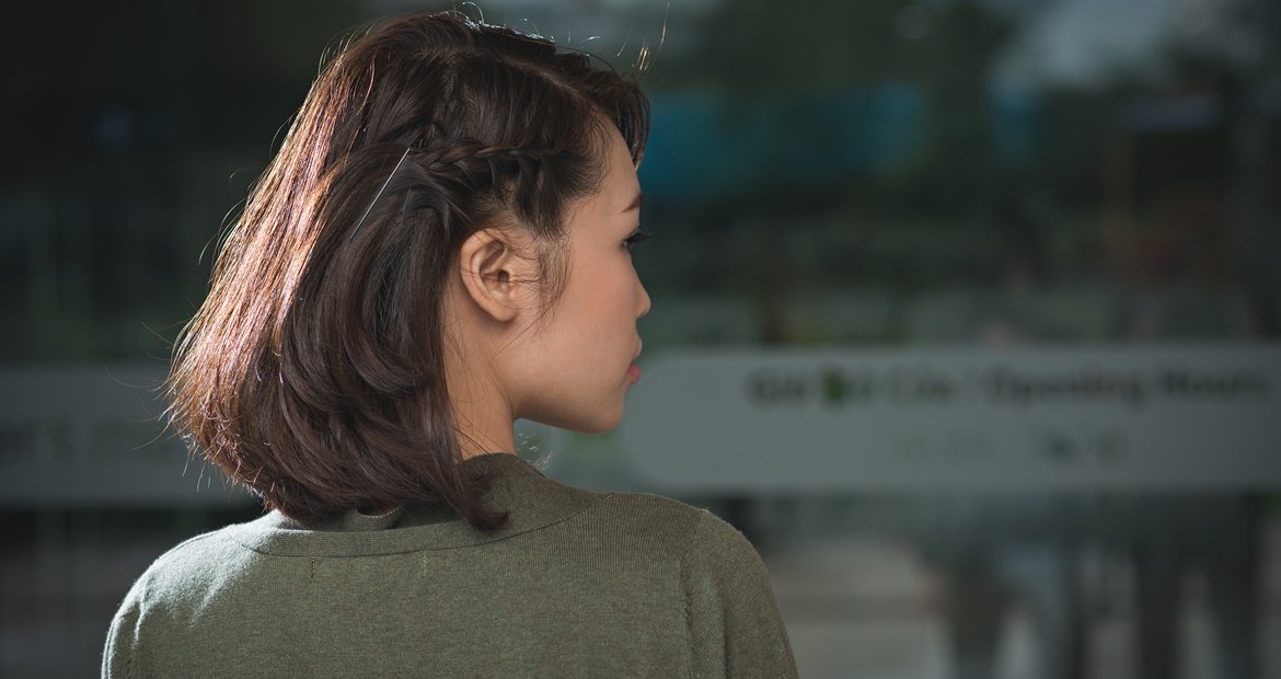 Mulher asiática com trança lateral simples e rápido