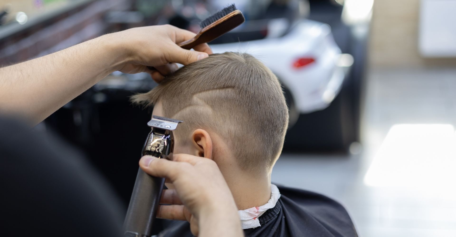 Homem com raio no cabelo. 