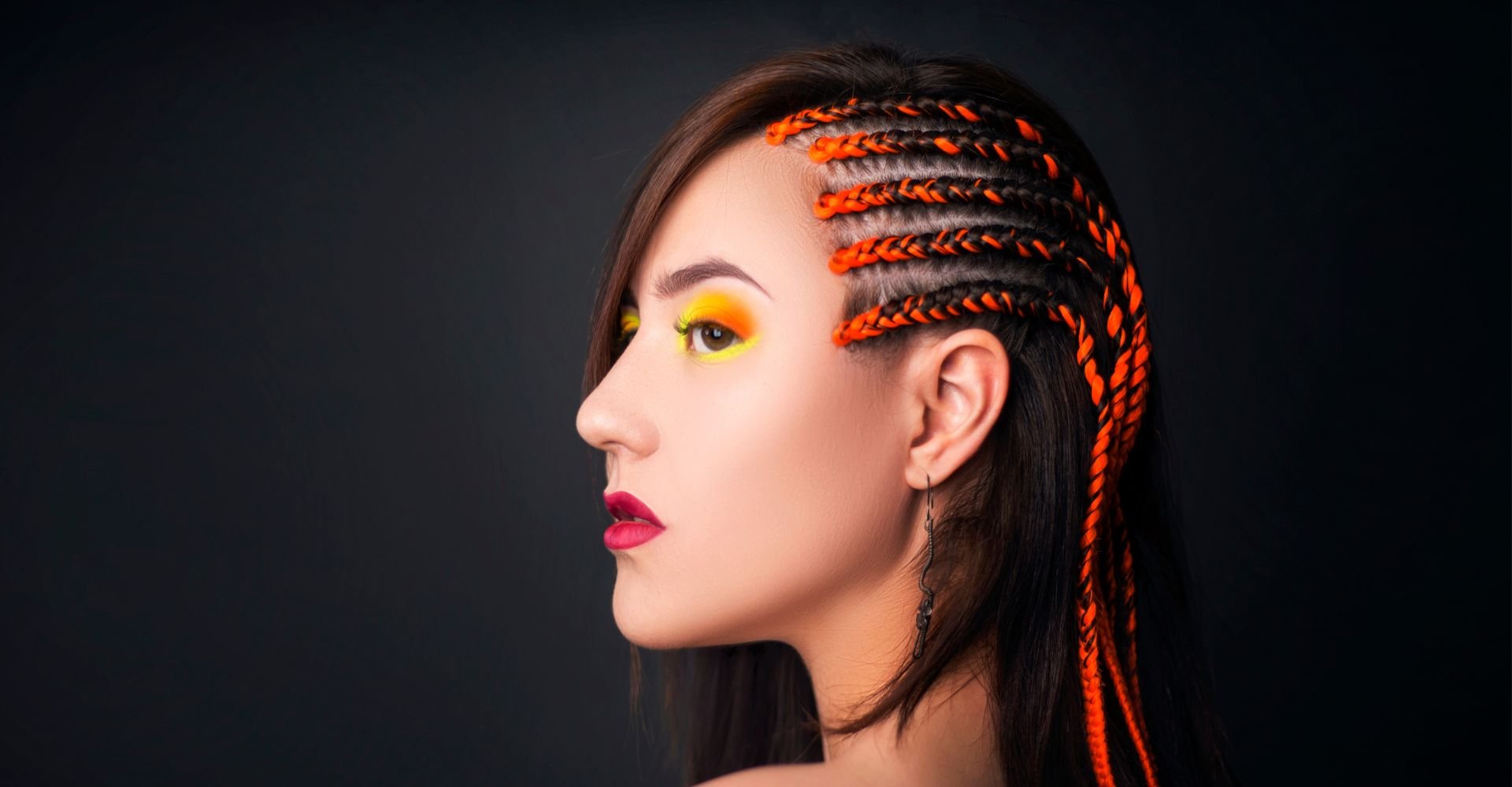 Mulher com tererê laranja no cabelo.