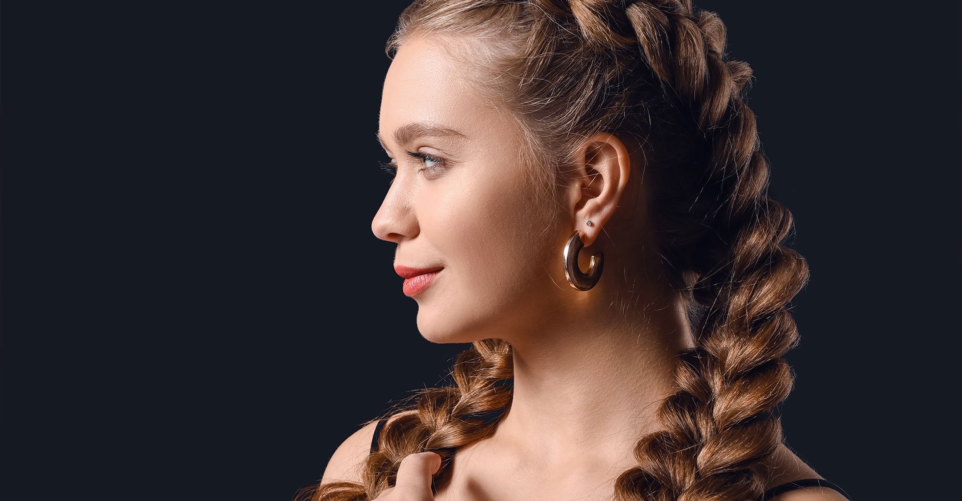 Mulher branca com trança feminina no cabelo