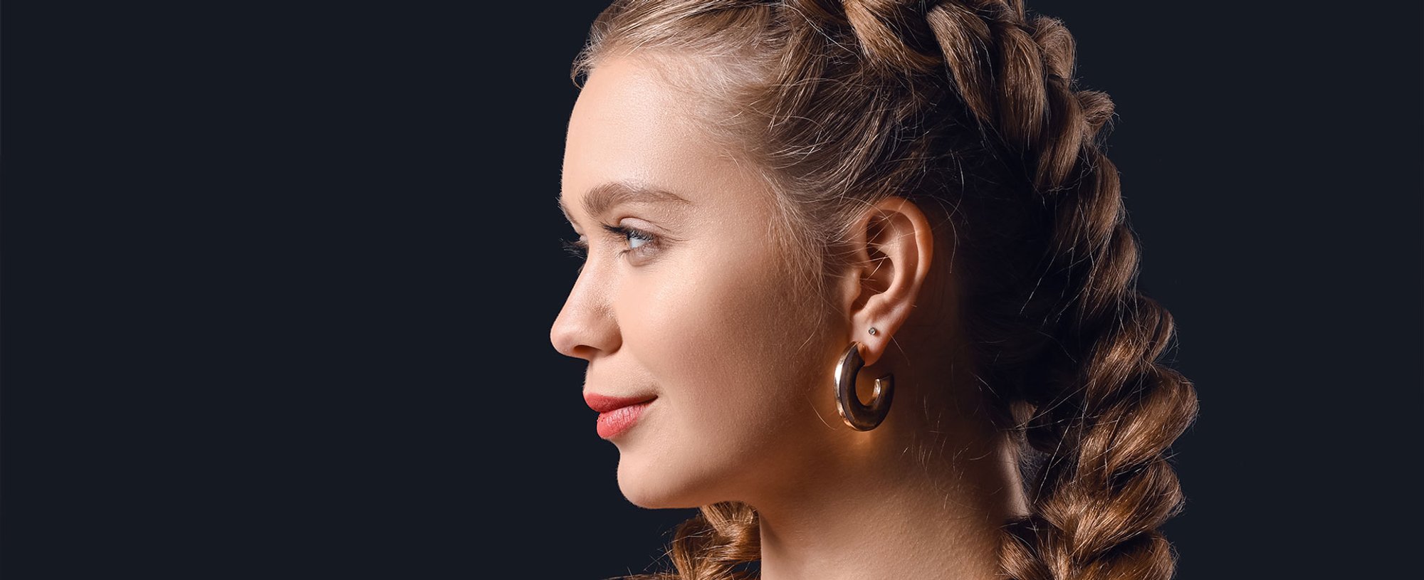 Mulher branca com trança feminina no cabelo