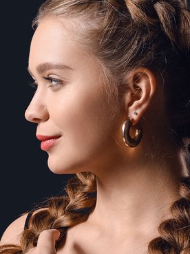 Mulher branca com trança feminina no cabelo