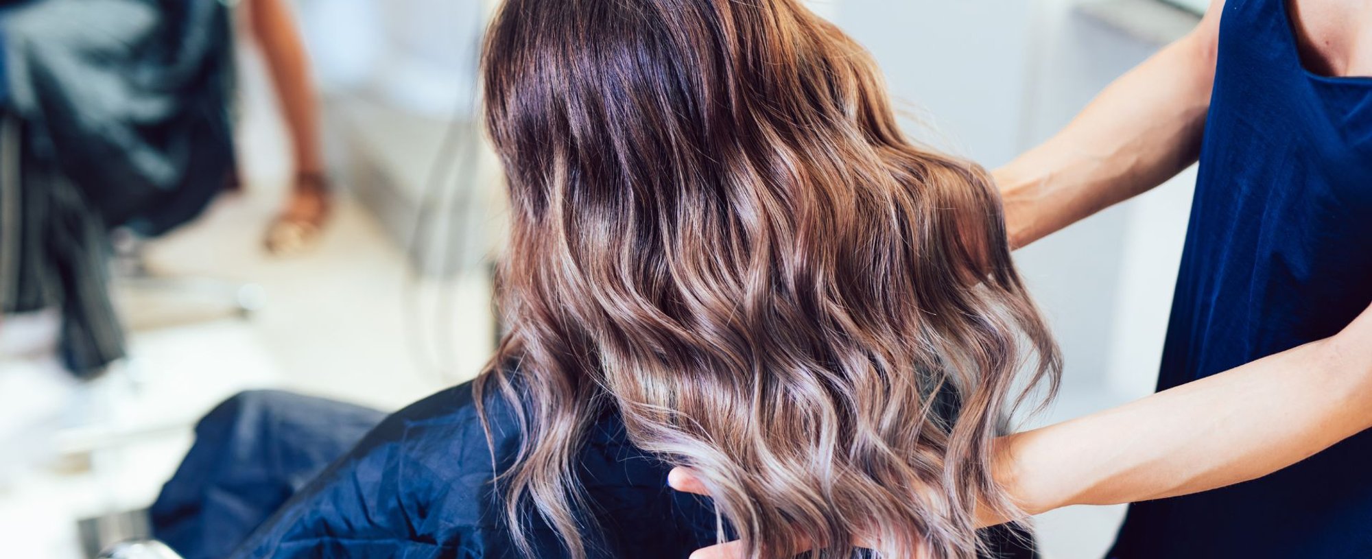 Mulher no salão de beleza com o cabelo recém pintado com a técnica balayage