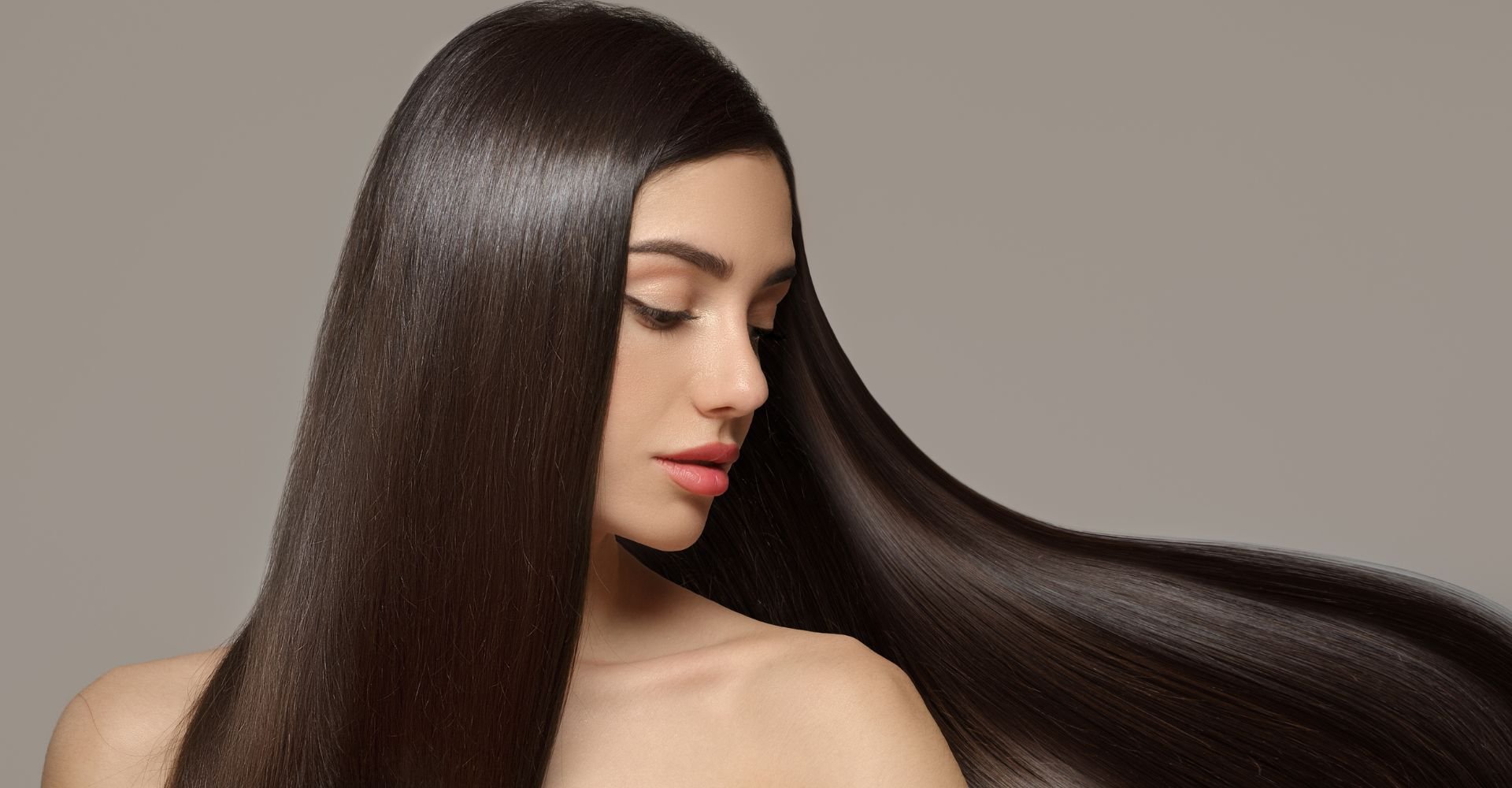 Mulher branca com cabelo castanho brilhoso após banho de verniz.