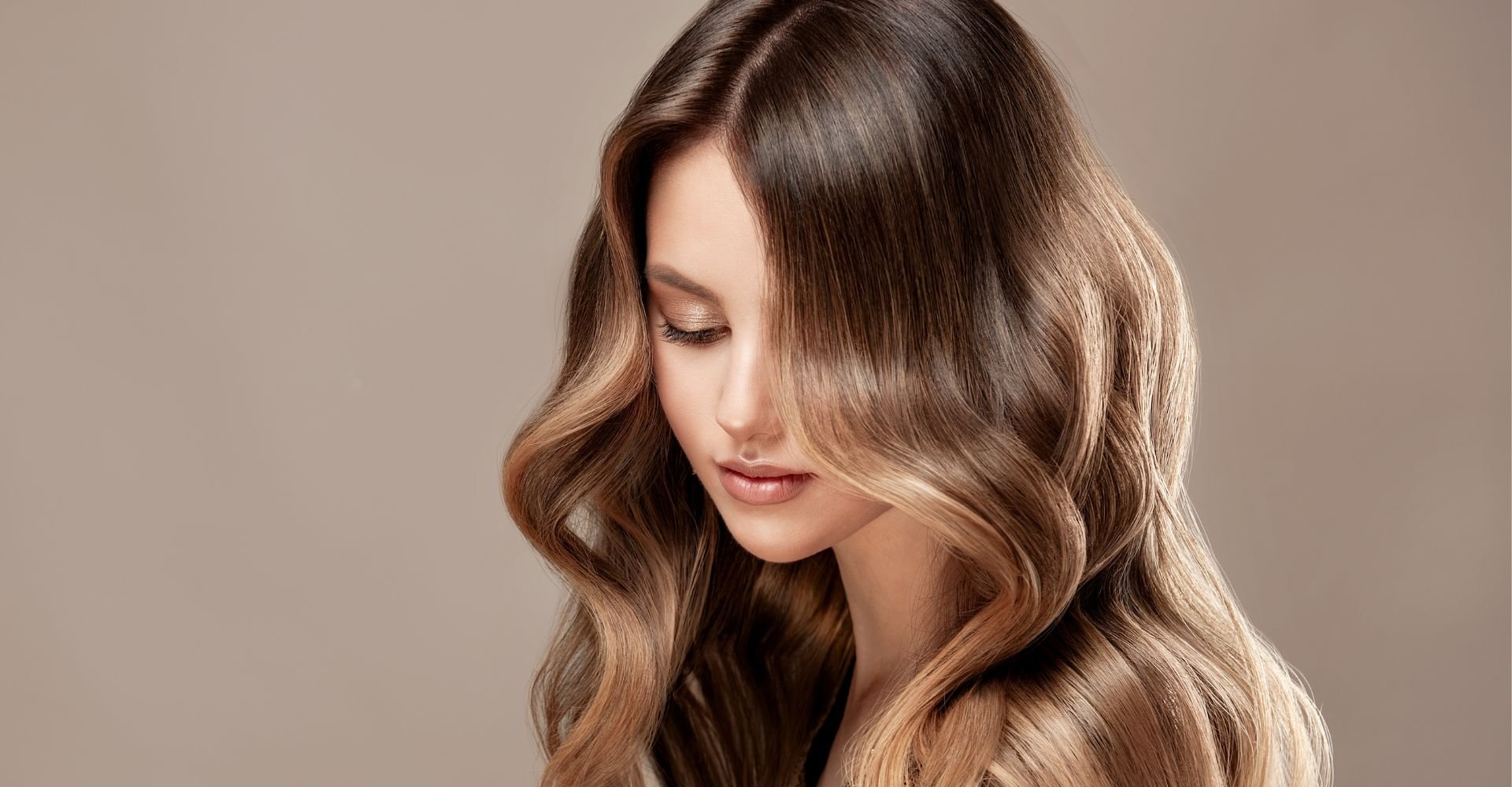 Mulher Branca Bronde Hair Fundo Bege