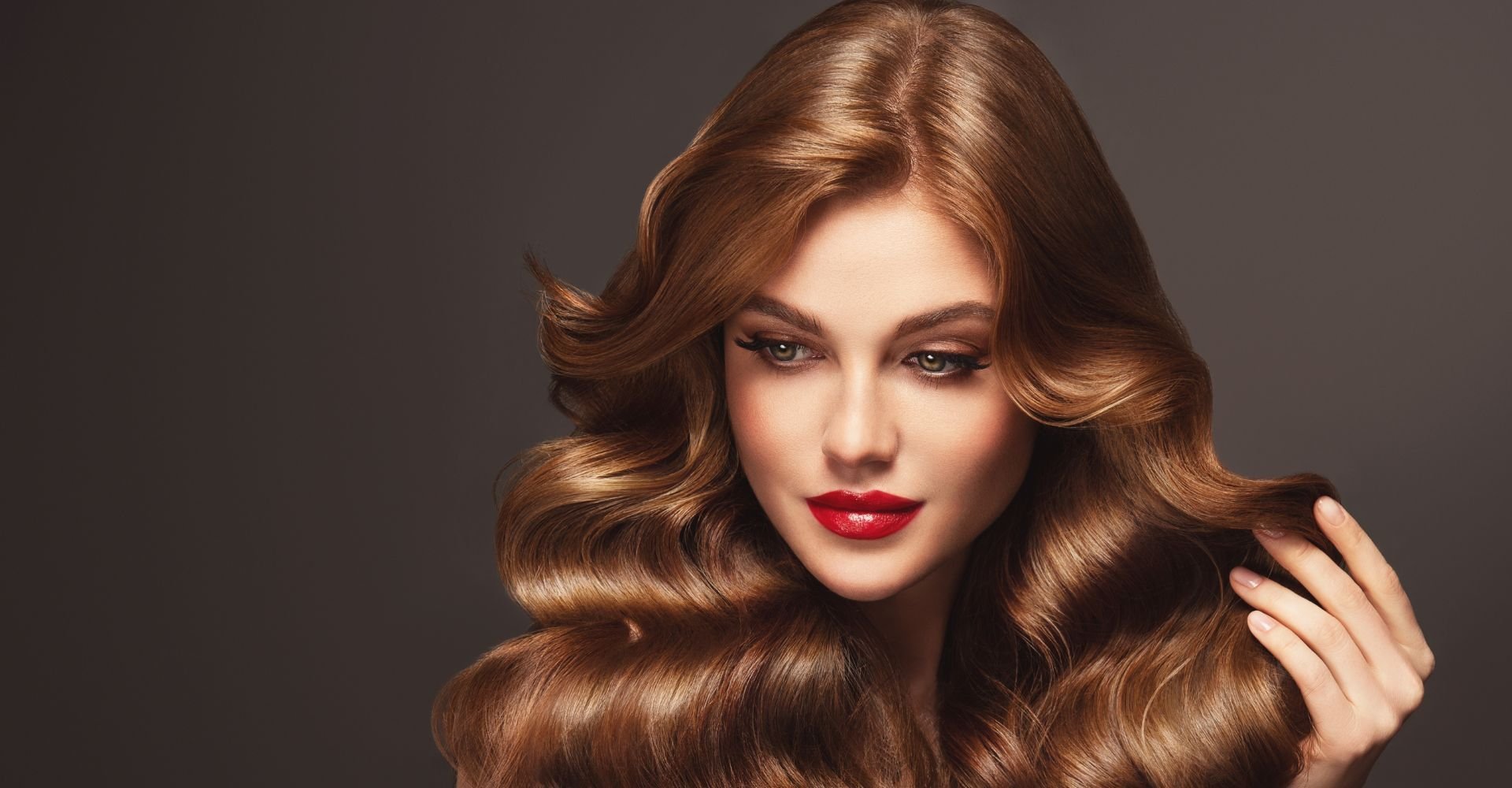 Mulher com cor de cabelo chocolate quente.