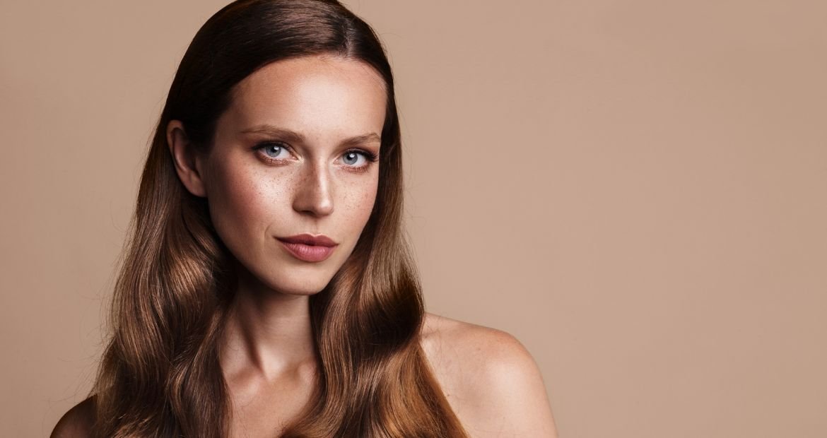 Mulher com cabelo marrom dourado.