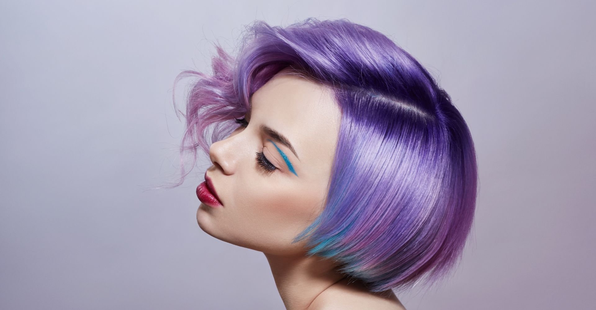 Mulher com cabelo roxo intenso.