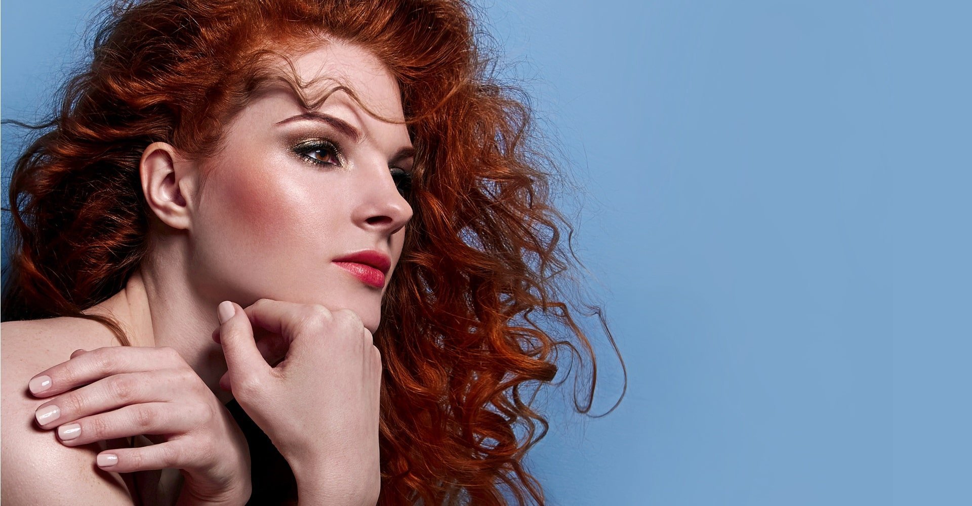 Mulher branca com o cabelo cacheado de cor cherry hair