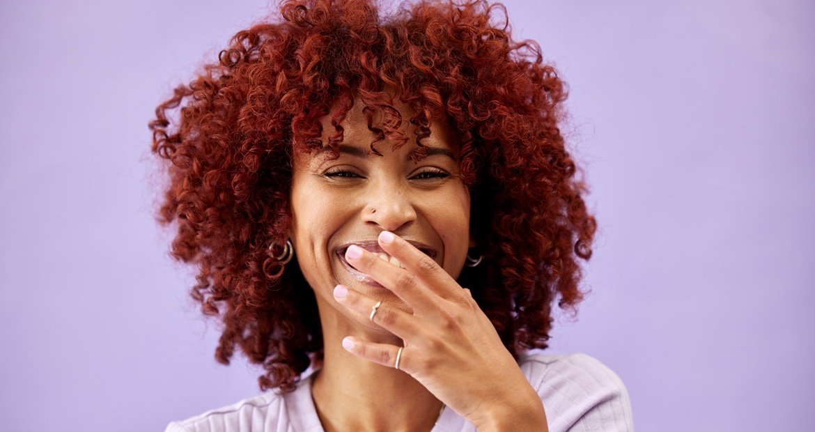 Mulher negra com cabelo ruivo cherry hair