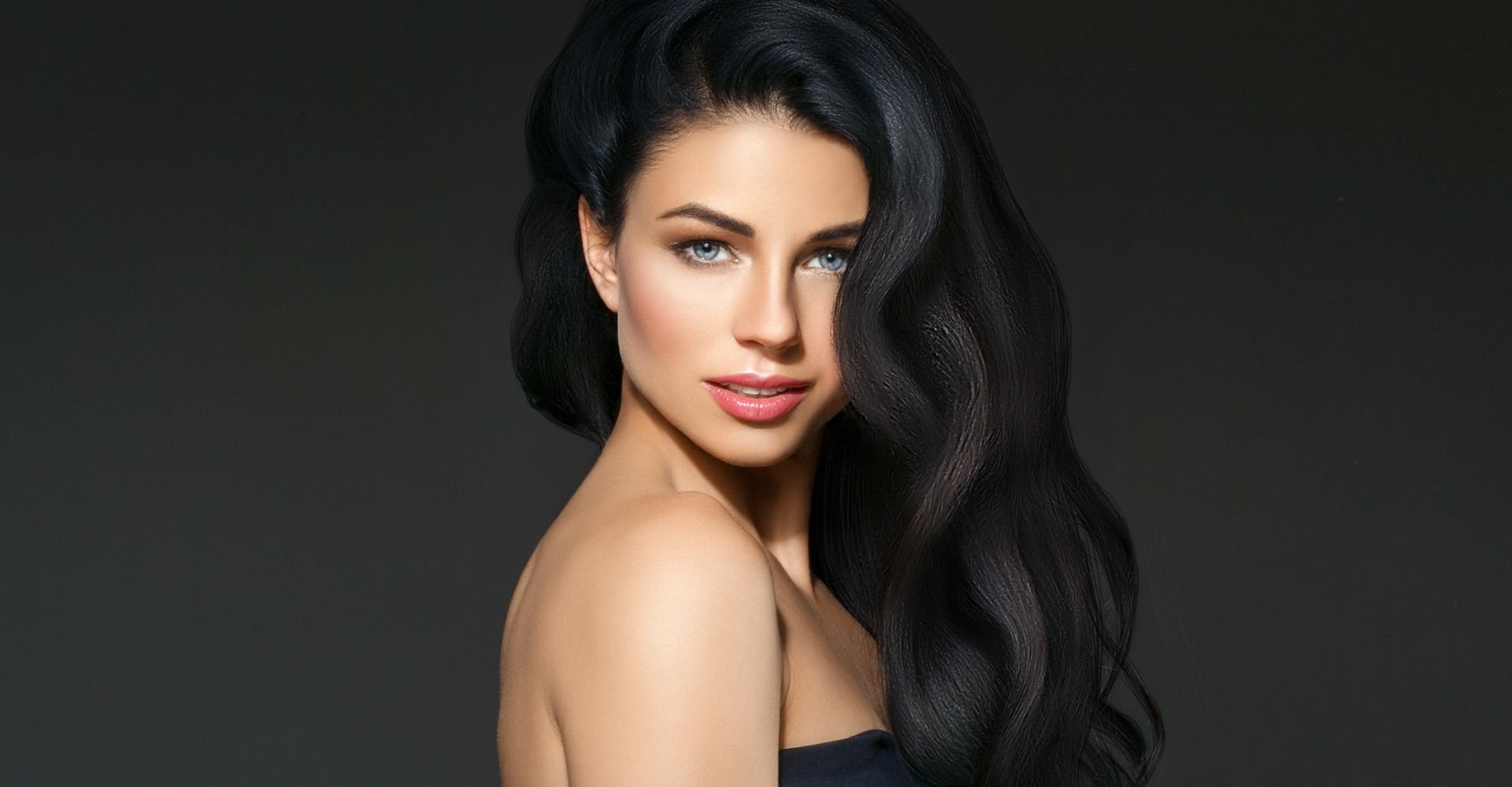 Jovem mulher com alto contraste entre pele e cabelo, características da palete inverno brilhante