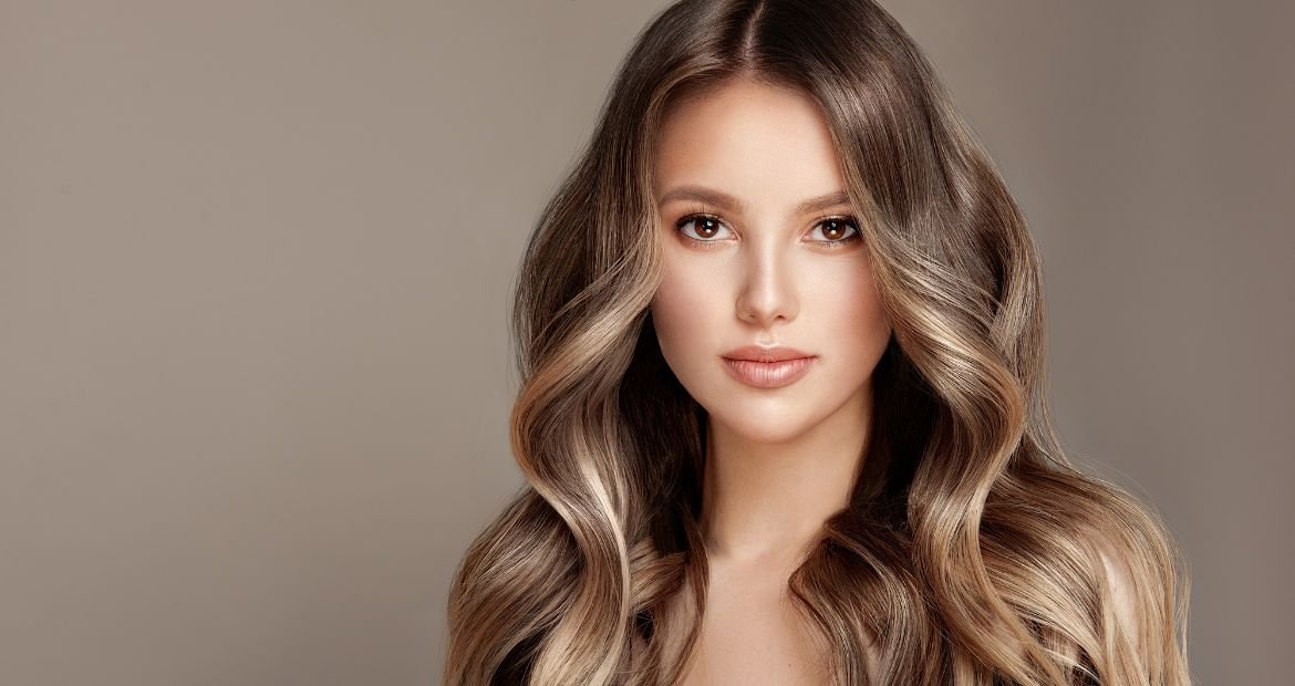 Jovem com o cabelo loiro frio e platinado