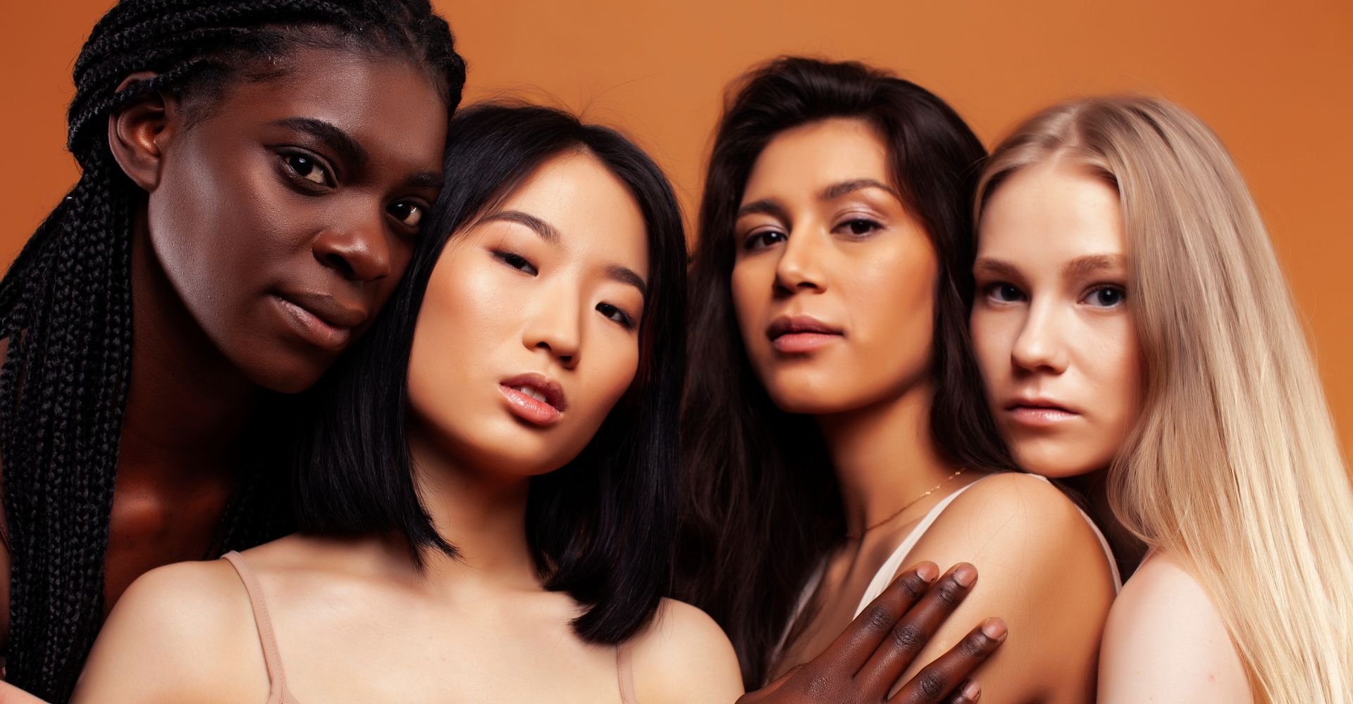 Grupo diverso de mulheres com diferentes tons e subtons de pele.