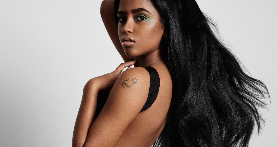Mulher negra com o cabelo preto e longo