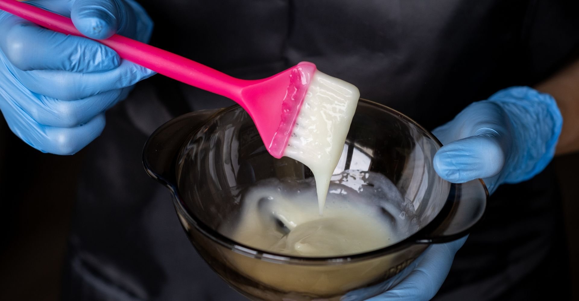 Pote com tintura de cabelo.