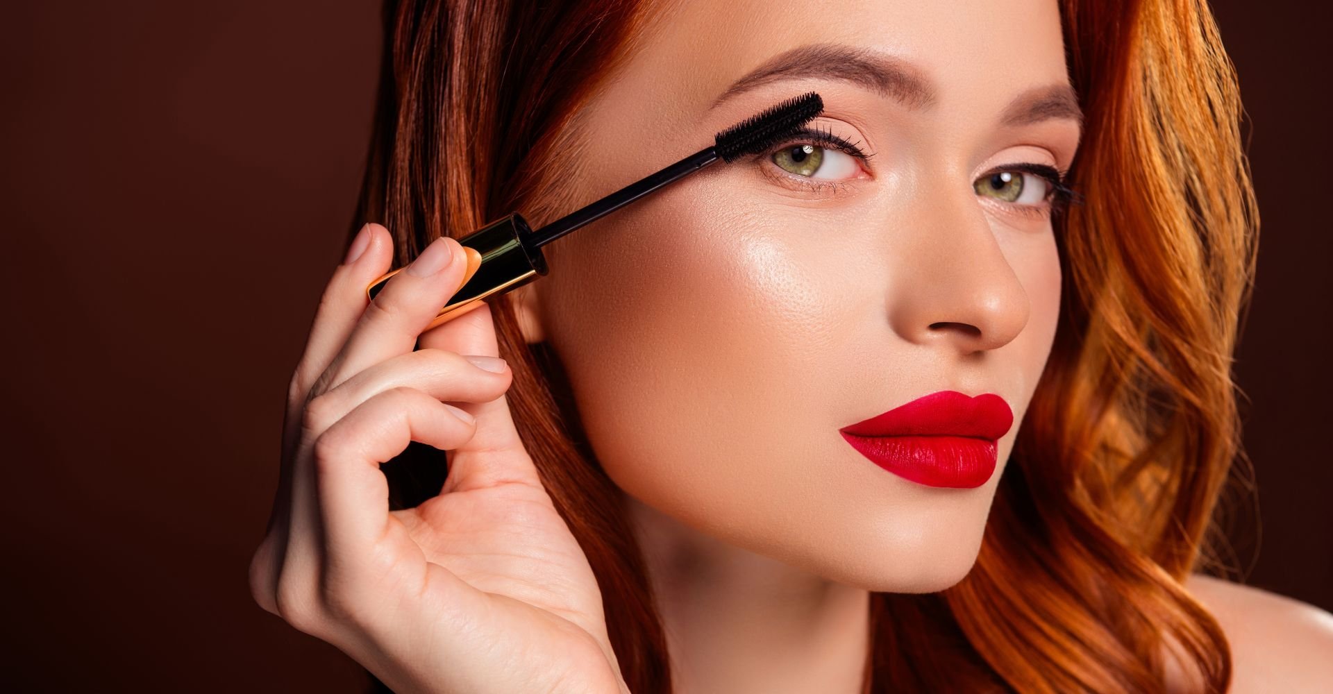 Jovem mulher ruiva realiza blindagem na maquiagem para ter um visual impecável