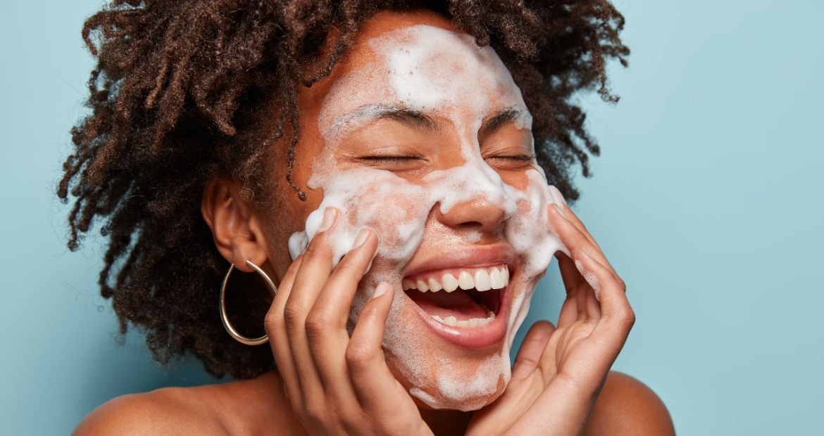 Mulher negra usa sabonete facial para clarear manchas no rosto