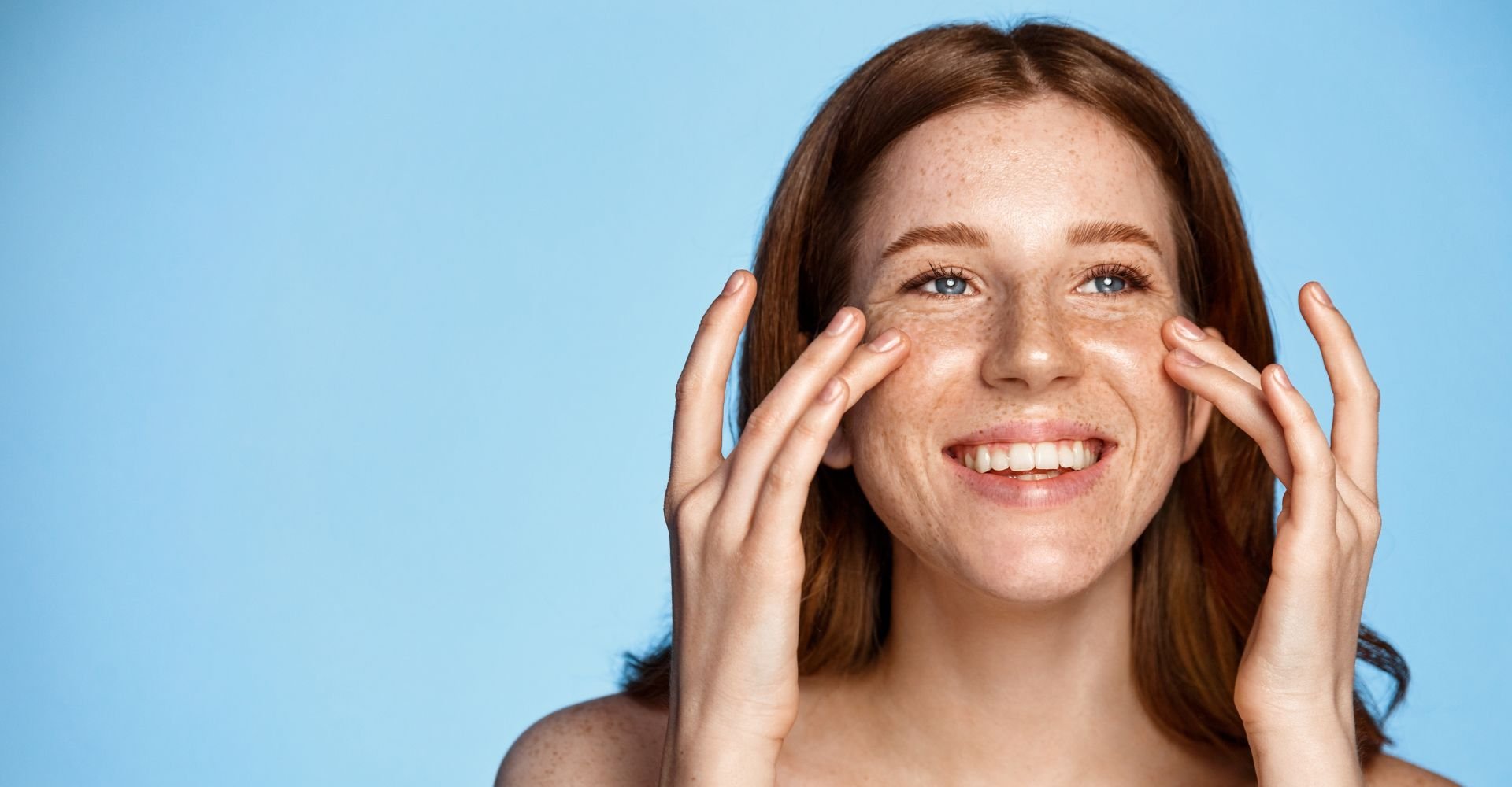 Jovem ruiva aplica cleansing oil em sua pele do rosto