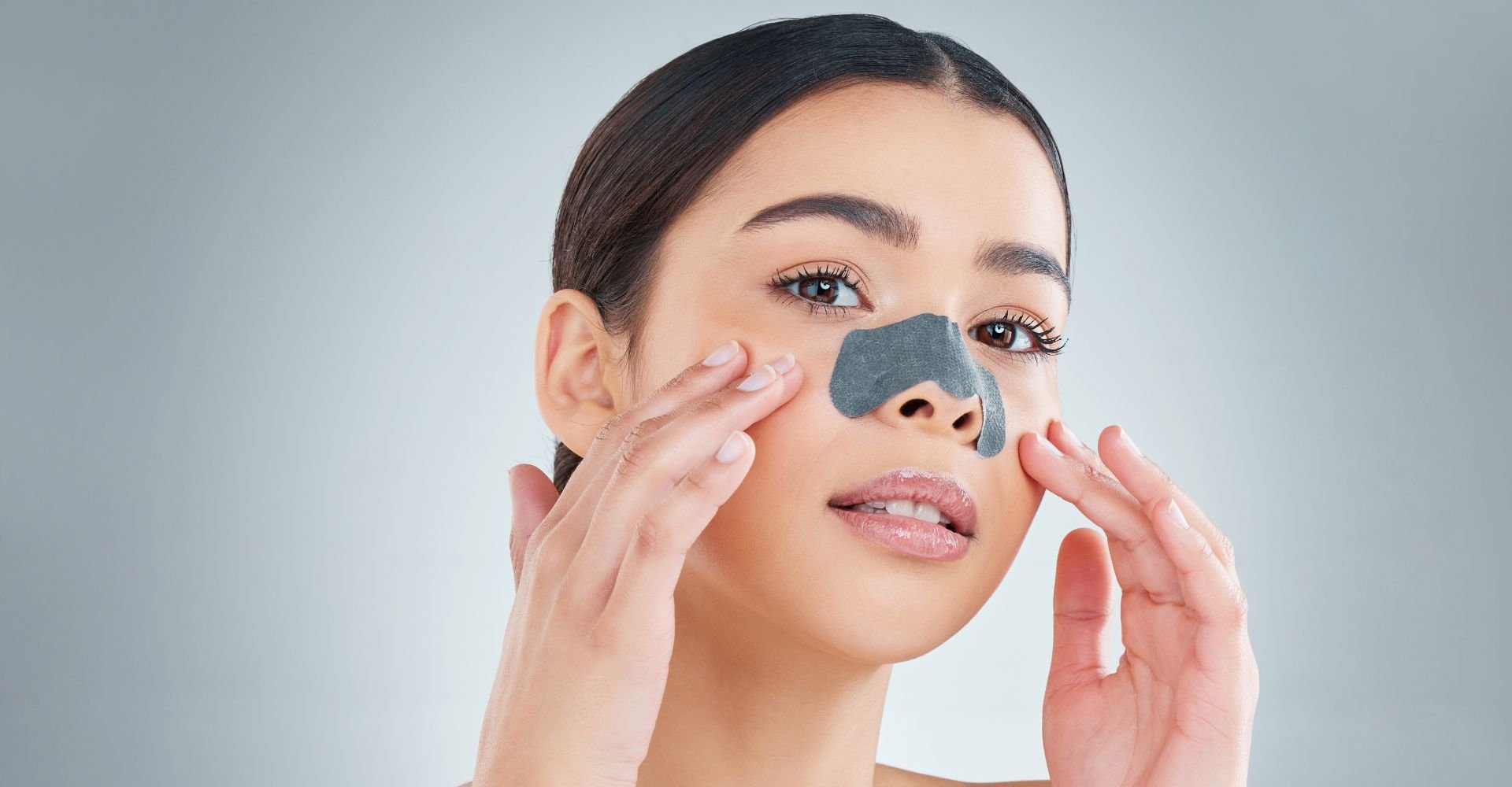 menina tirando cravo do nariz