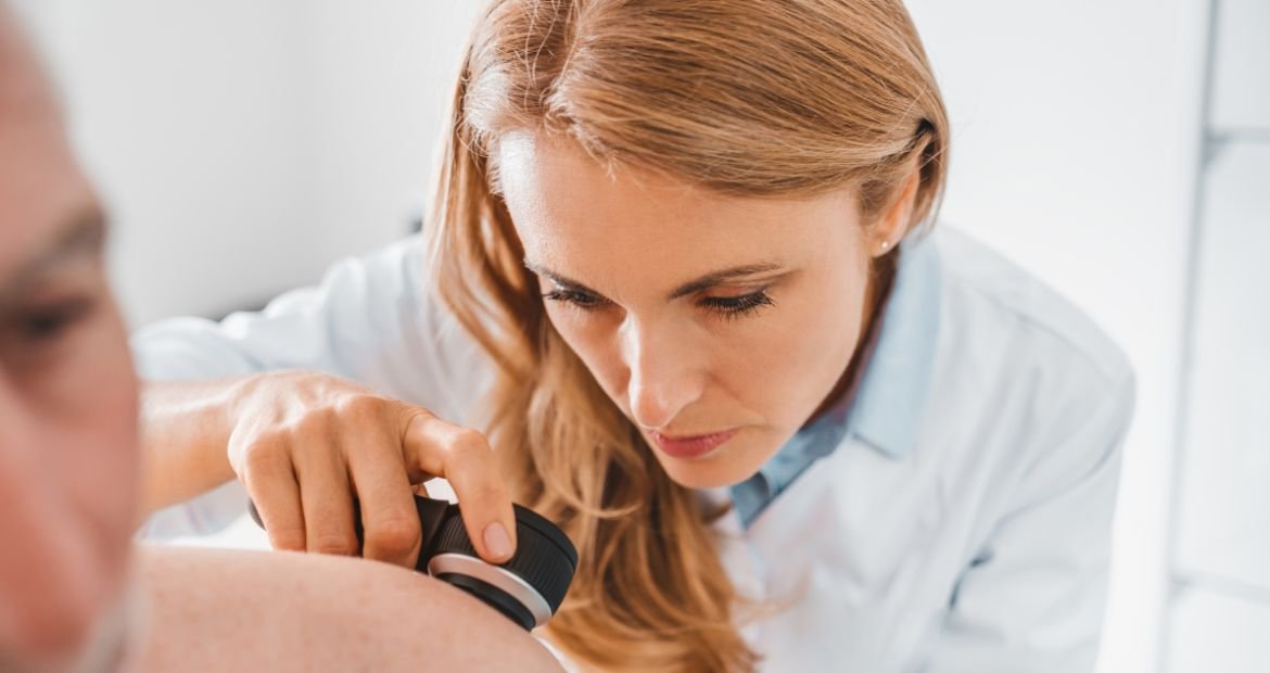 Médica dermatologista analisa paciente com manchas brancas na pele