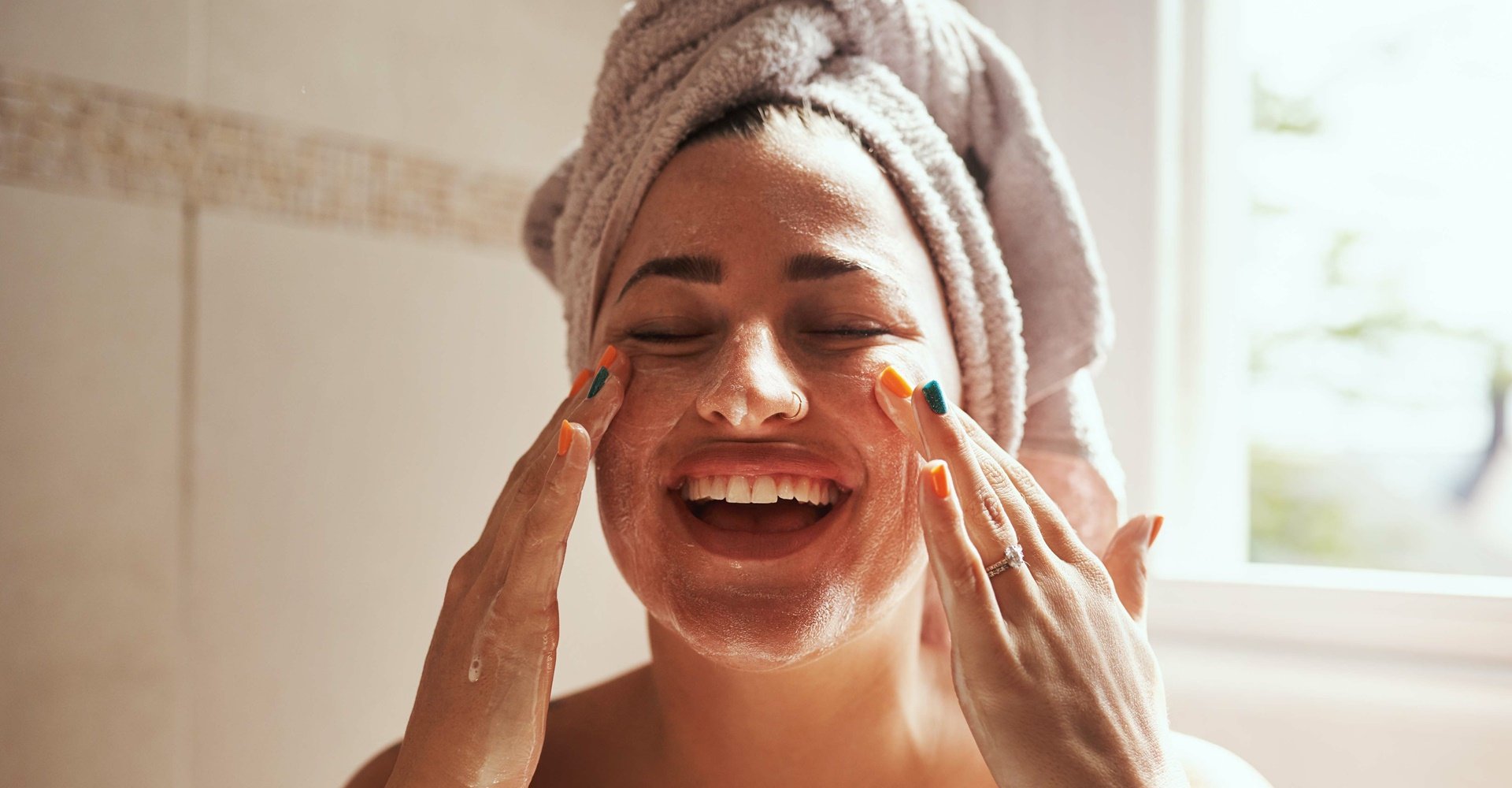 Mulher utiliza um sabonete para espinhas para controlar a oleosidade no rosto