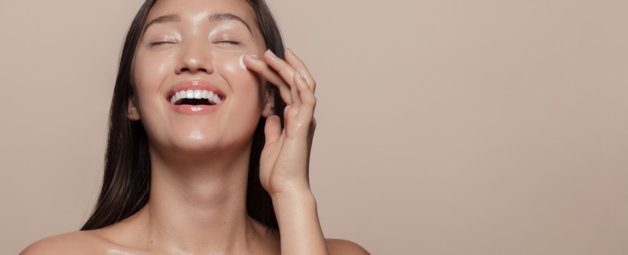 Mulher coreana fazendo skincare coreano na pele.