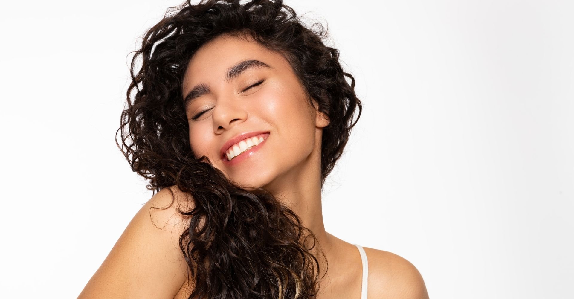 Modelo negra com cabelo cacheado