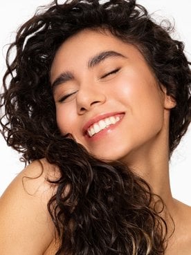 Modelo negra com cabelo cacheado