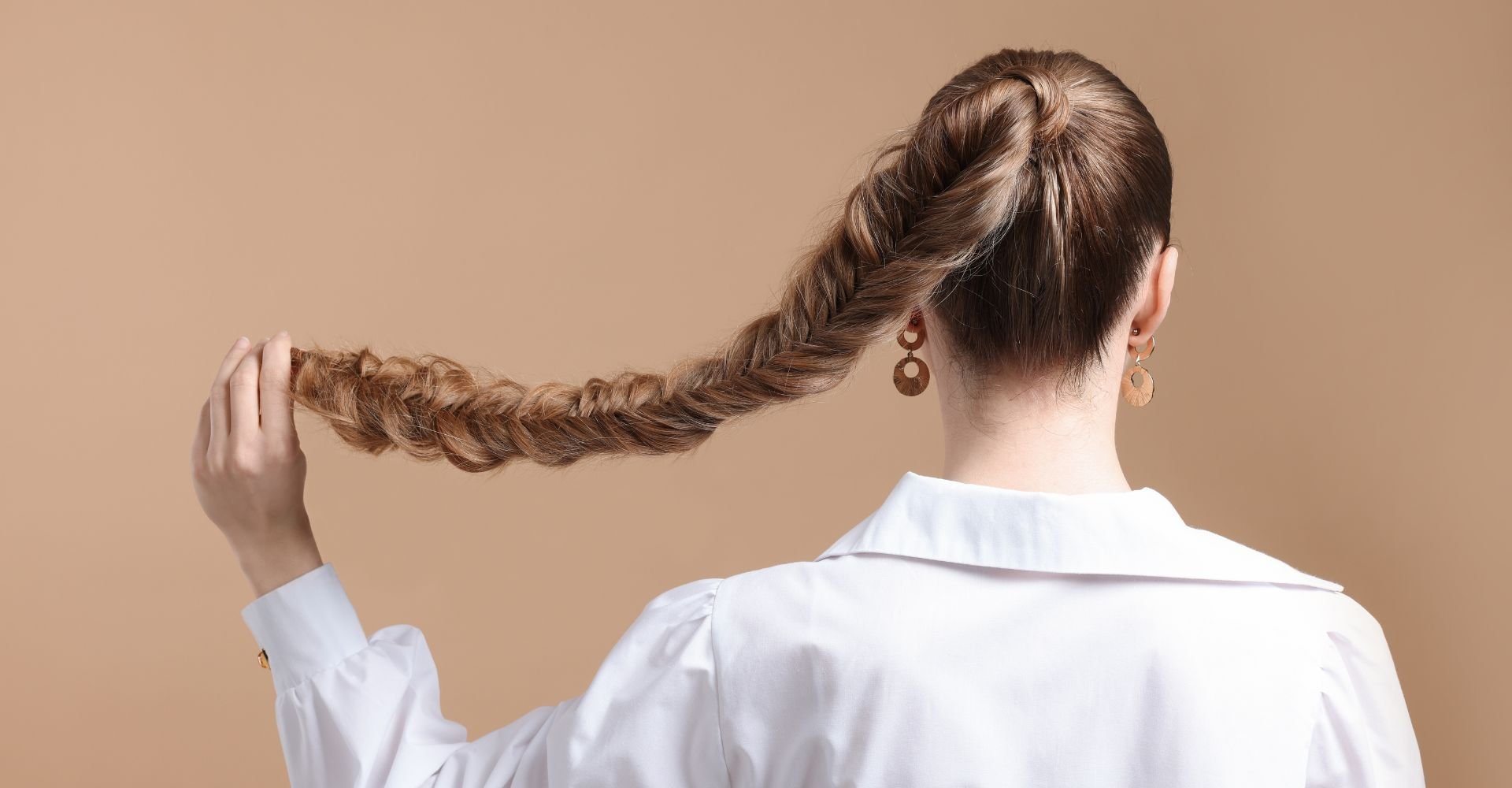 Modelo negra com cabelo amarrado rabo de cavalo