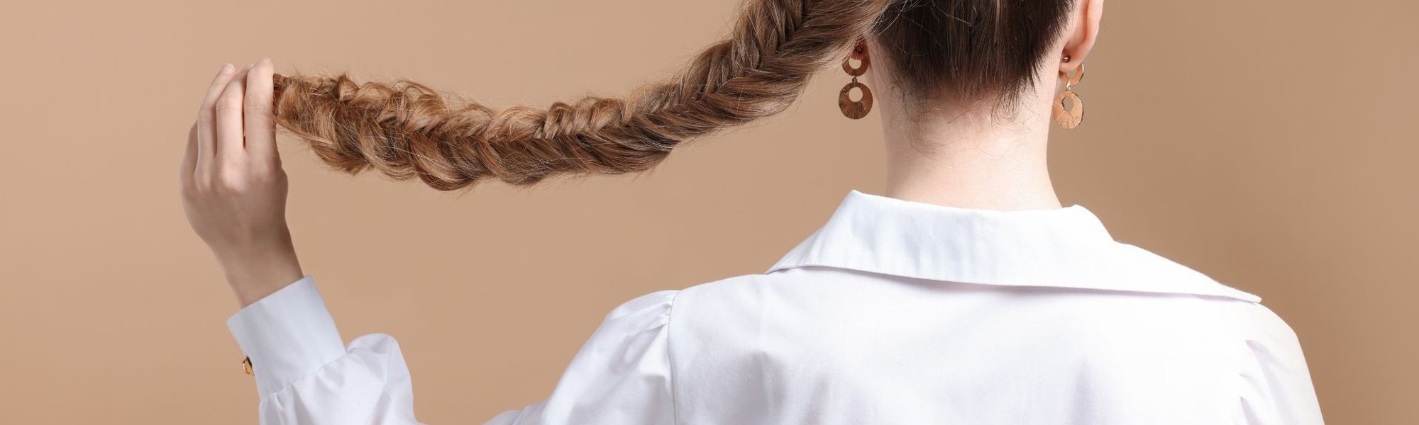Modelo negra com cabelo amarrado rabo de cavalo