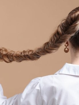 Modelo negra com cabelo amarrado rabo de cavalo