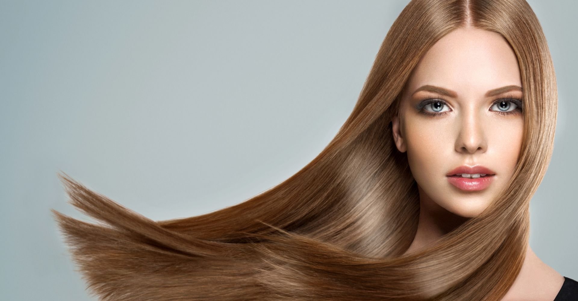 Mulher com cabelo liso e brilhoso voando para o lado.