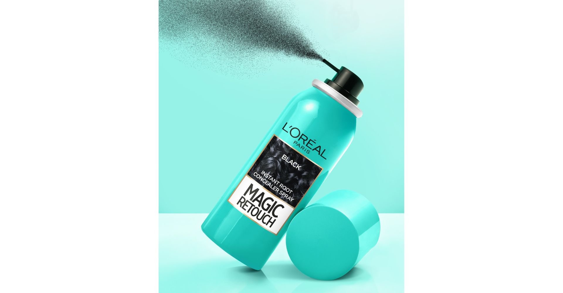 Embalagem do spray Magic Retouch preto borrifando o produto enquanto inclinado, apoiado na tampa da embalagem.
