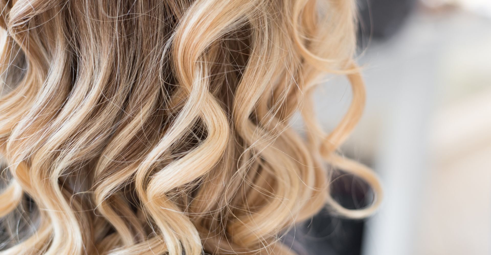 Cabelo loiro cacheado com mechas