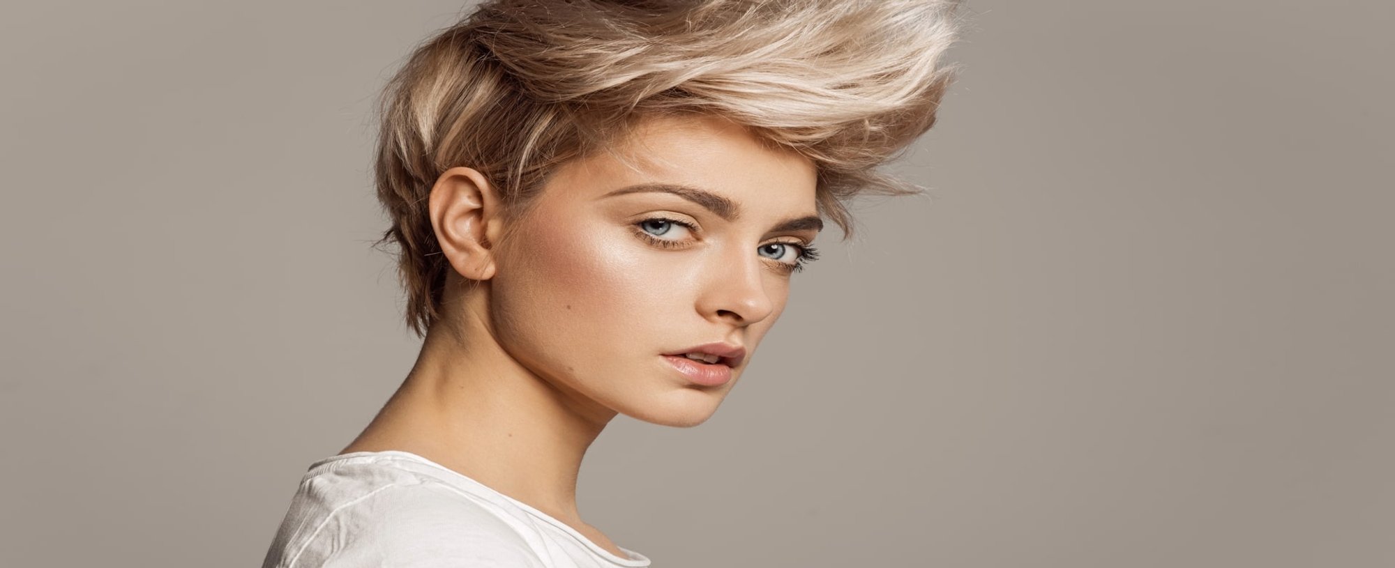 Mulher branca, loira com o cabelo curto