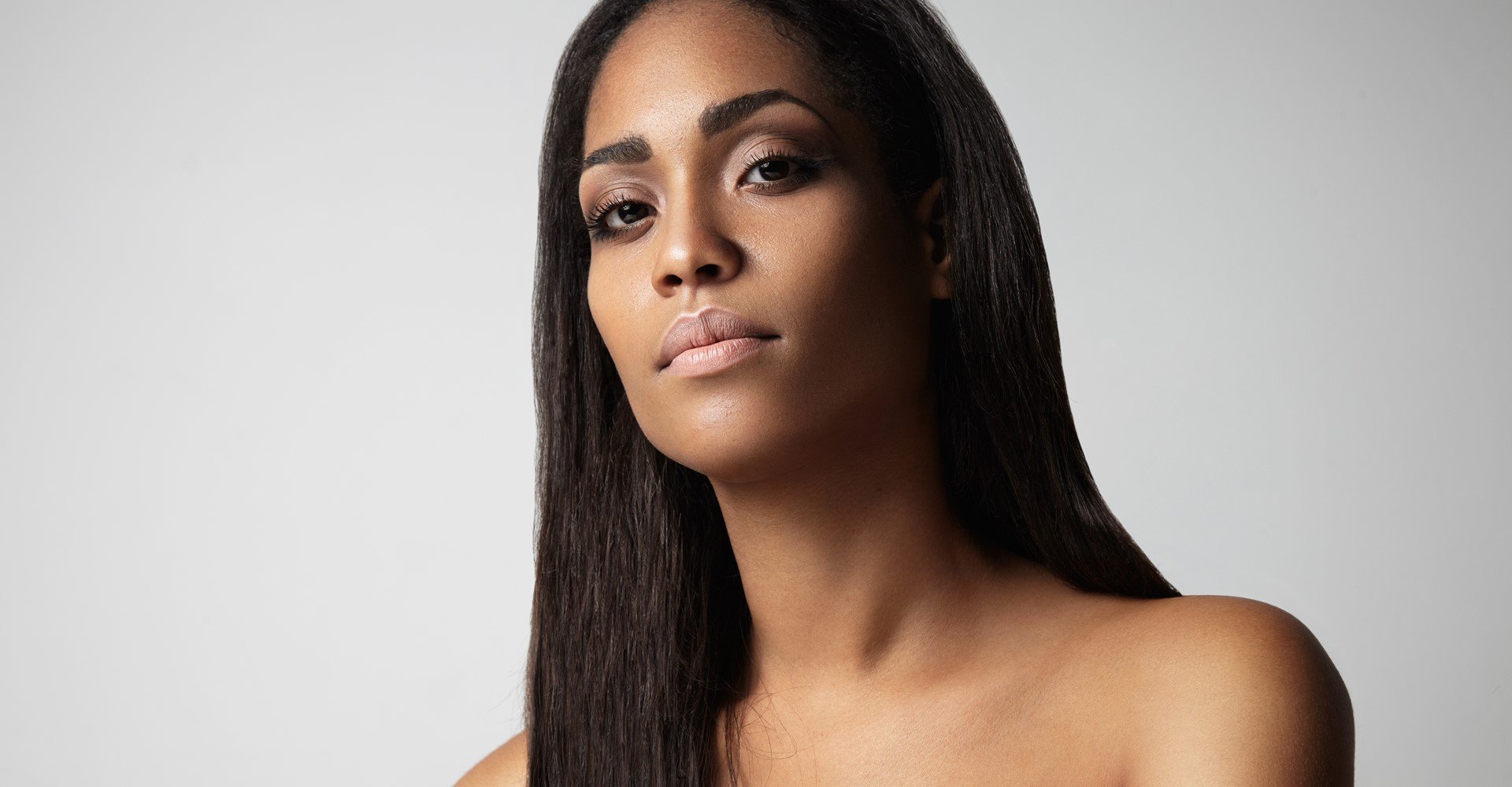 Modelo branca com cabelo loiro e liso