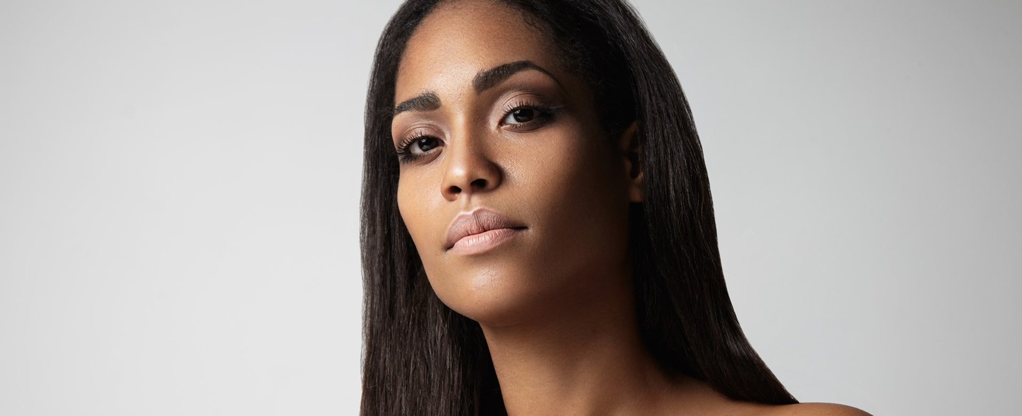Modelo branca com cabelo loiro e liso