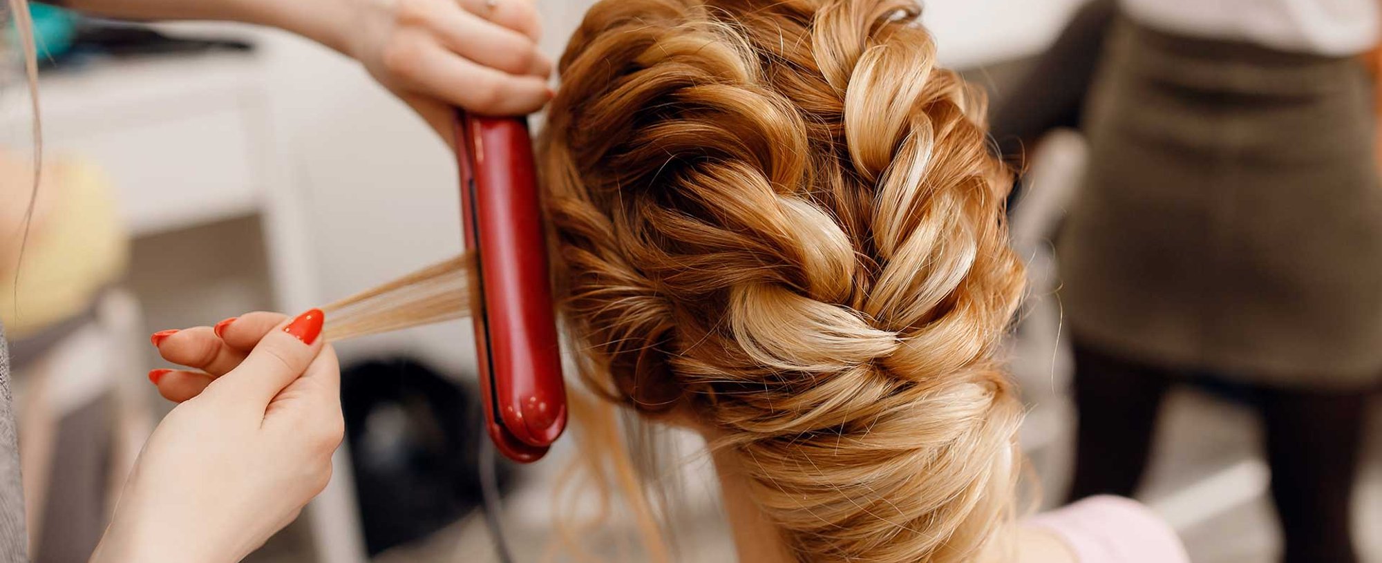 Mulher Loira De Costas Tendo Seu Cabelo Passando Por Chapinha