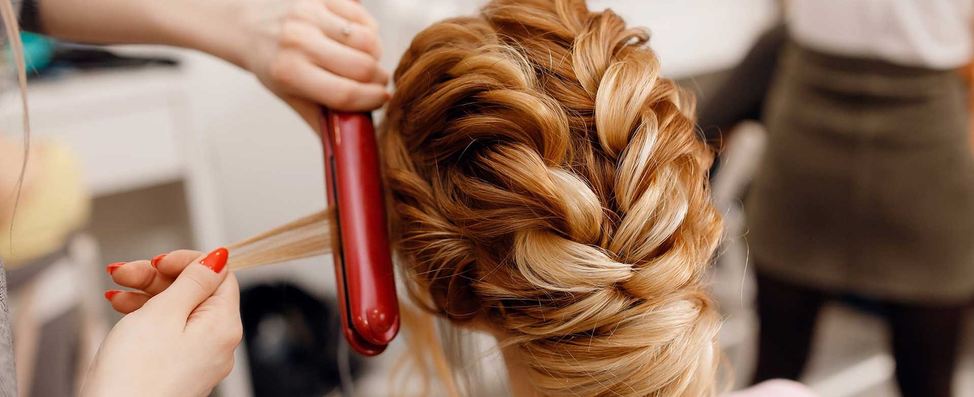 Mulher Loira De Costas Tendo Seu Cabelo Passando Por Chapinha