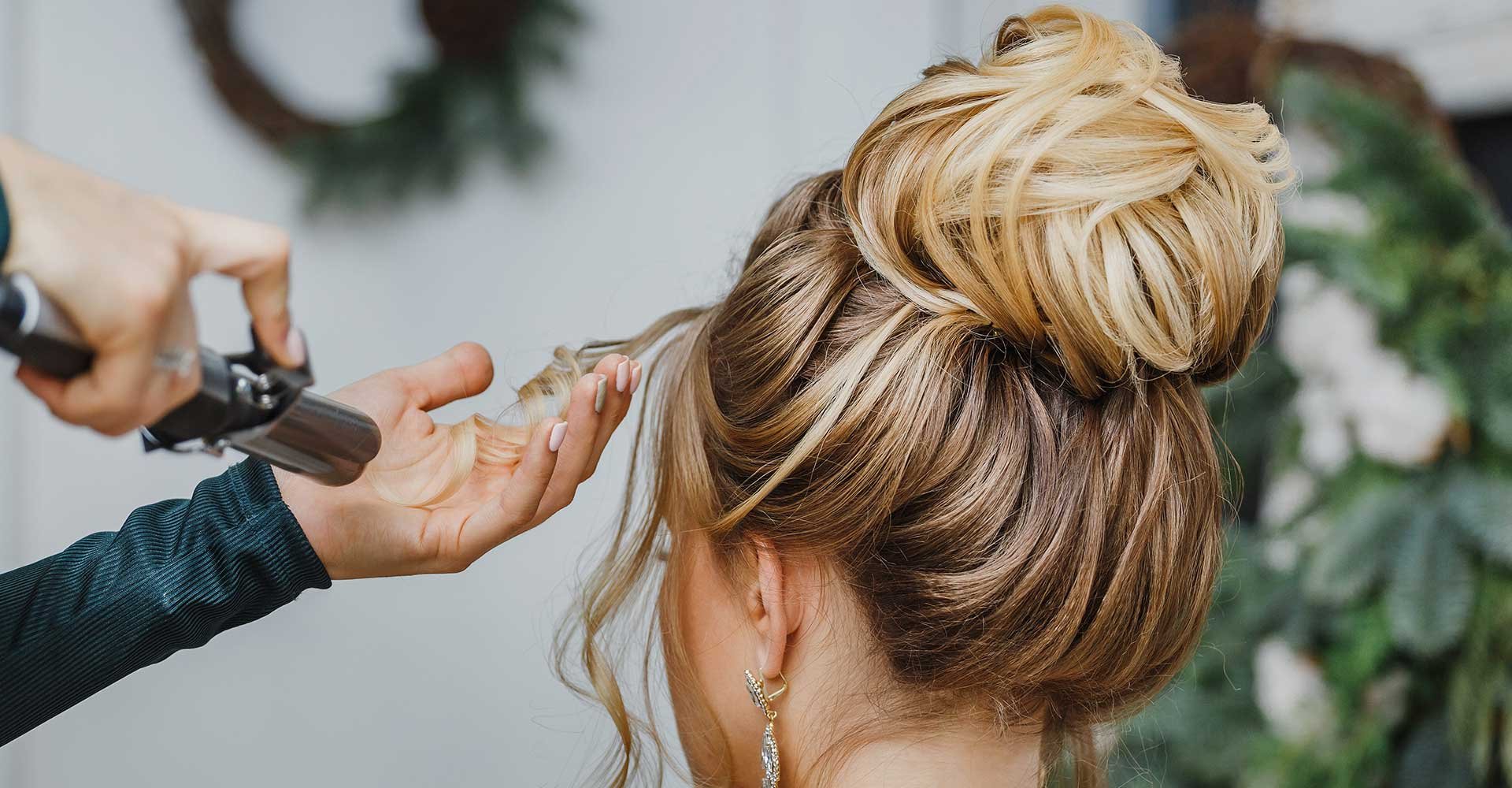 Mulher com coque trancado loira